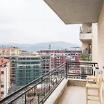 Center With Balcony View, 2br, Sleeps 5 Apartmán