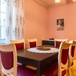 Center With Balcony View, 2br, Sleeps 5