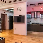 Center With Balcony View, 2br, Sleeps 5 * شكودر