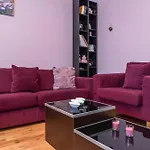 Center With Balcony View, 2br, Sleeps 5 * شكودر