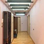 Center With Balcony View, 2br, Sleeps 5 شقة *
