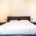 Center With Balcony View, 2br, Sleeps 5 Apartment *