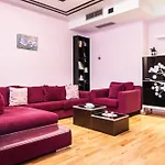 Center With Balcony View, 2br, Sleeps 5 *