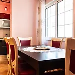 Center With Balcony View, 2br, Sleeps 5 Apartment *
