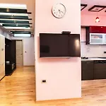 Apartment Center With Balcony View, 2br, Sleeps 5