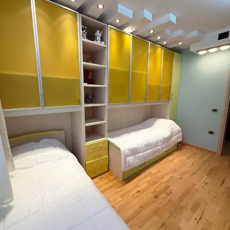 1 Min To Center With Panoramic View *