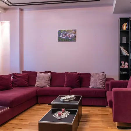 Center With Balcony View, 2br, Sleeps 5 Apartmán