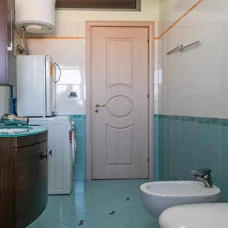 شقة Center With Balcony View, 2br, Sleeps 5 *