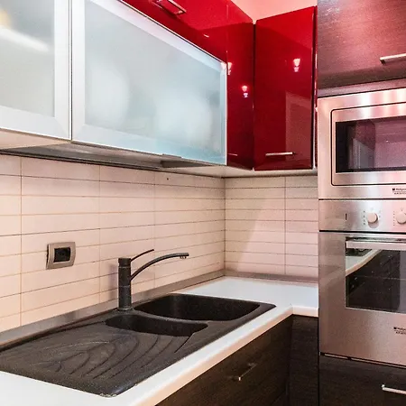 Apartment Center With Balcony View, 2br, Sleeps 5 *