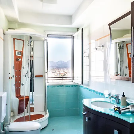 Center With Balcony View, 2br, Sleeps 5 Apartment