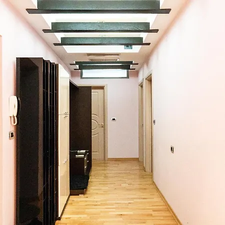 Center With Balcony View, 2br, Sleeps 5 *