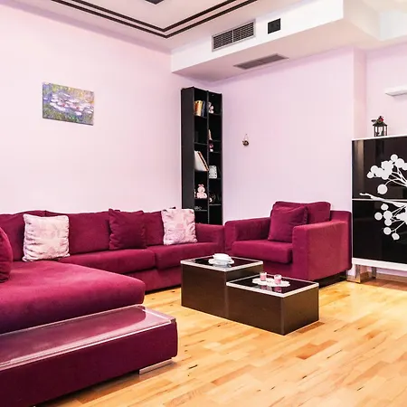 Center With Balcony View, 2br, Sleeps 5 *