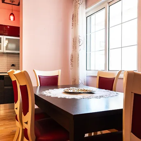 Center With Balcony View, 2br, Sleeps 5 Apartamento *