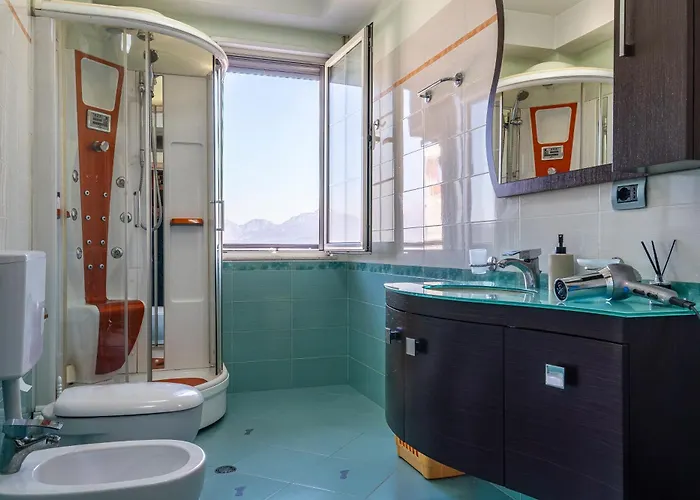 1 Min To Center, Spacious Family With Amazing View *