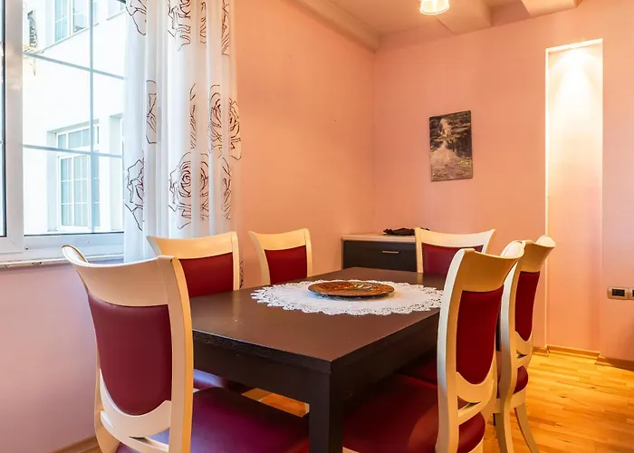 1 Min To Center, Spacious Family With Amazing View