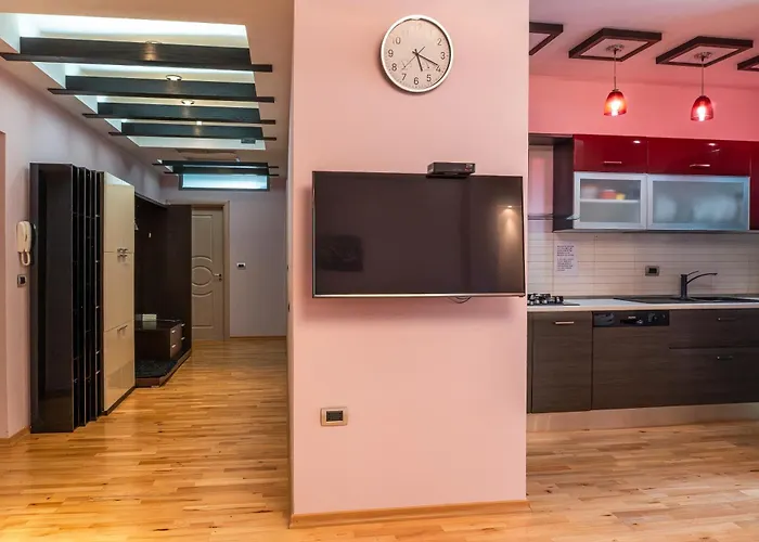 1 Min To Center, Spacious Family With Amazing View Apartment *