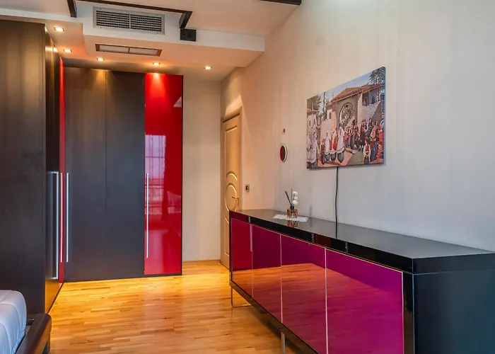 Apartment 1 Min To Center, Spacious Family With Amazing View *