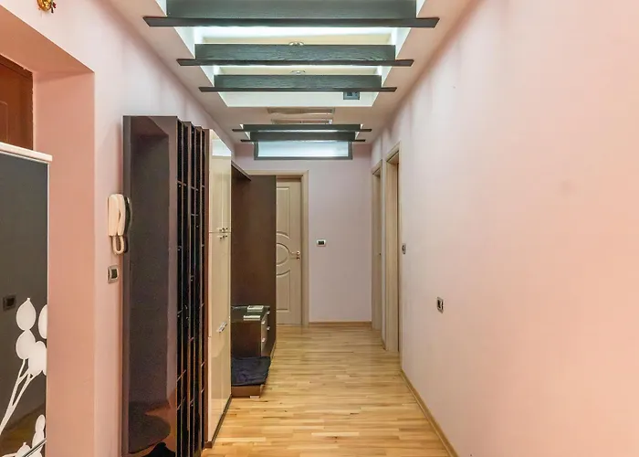 1 Min To Center, Spacious Family With Amazing View Apartment *